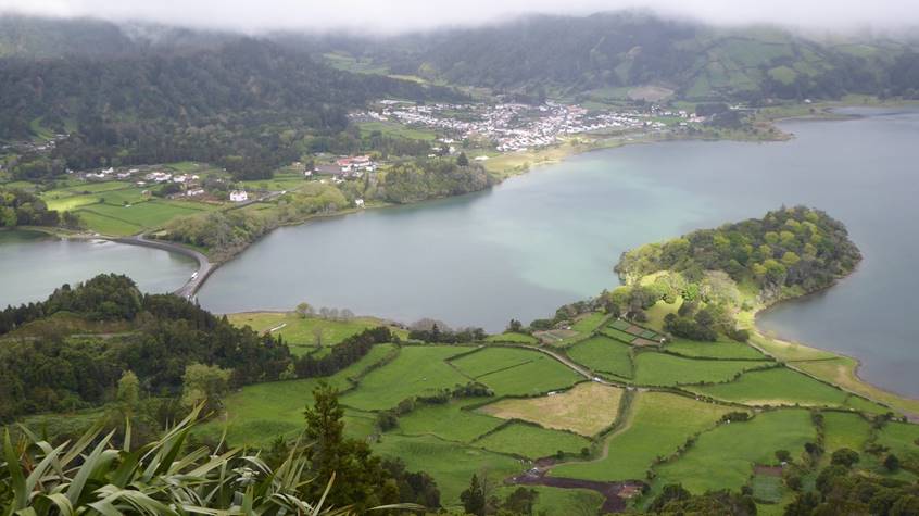 האגמים סטה סידדס Sete Cidades באי סאו מיגל