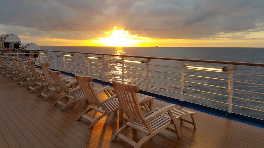 נוף שקיעה בים מסיפון האוניה