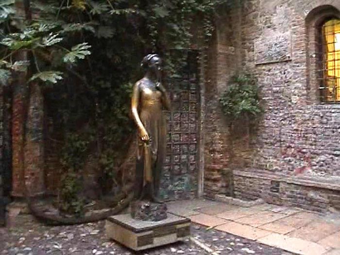 הפסל של יוליה בוורונה