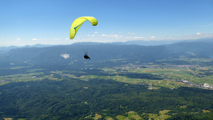 מצנח רחיפה באזור בלד בסלובניה