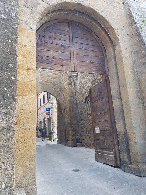 שער כניסה בעיר Montepulciano