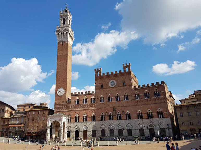 כיכר דמויית הצדף בסיינה Piazza del Campo