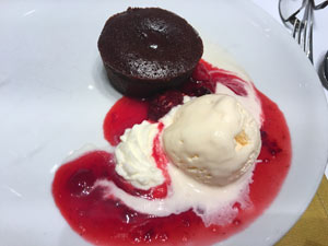 עוגת שוקולד חמה וגלידה